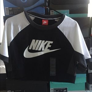 New women’s NIKE cropped essential shirt